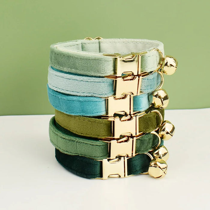 Collier pour chat en velours avec nœud papillon et clochette personnalisée